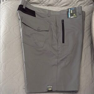 Roundtree & Yorke Men's Gray Cargo Shorts Modern Design Size 38 NWT